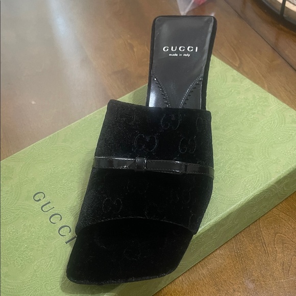 Gucci Women's Black Velvet Heels - Picture 3 of 14